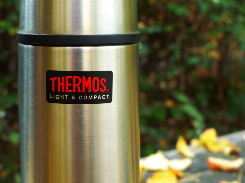 Thermos Edelstahl-Thermosflasche 0,5 l, leicht und kompakt